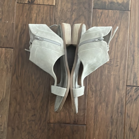 Brand new Avanti Sandals - Picture 2 of 4